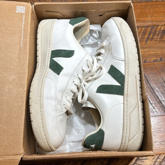 Veja V-12 Leather- Gender Inclusive- Extra White/Cypress - Picture 2 of 9